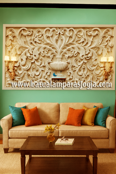Relief Klasik Batu Alam – Elegansi di Ruang Tamu