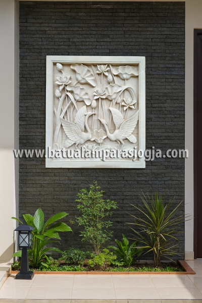 Relief Batu Alam Motif Dua Burung bangau dan Teratai