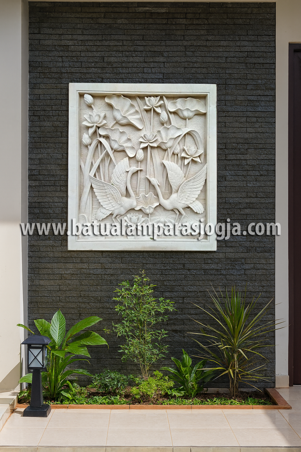 Relief Batu Alam Motif Dua Burung bangau dan Teratai