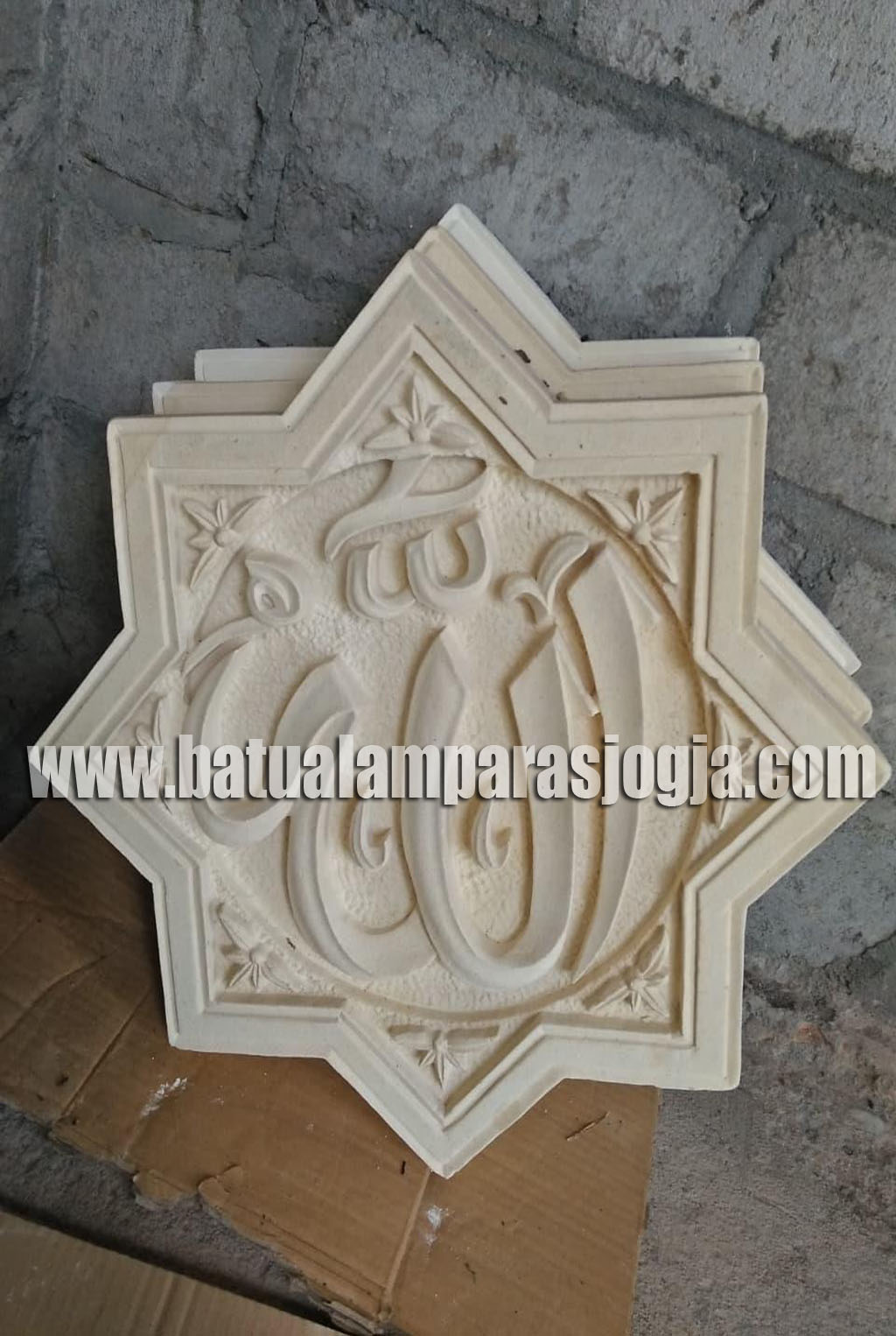 Ornamen Batu Paras Putih Motif Kaligrafi Allah Hu Akbar
