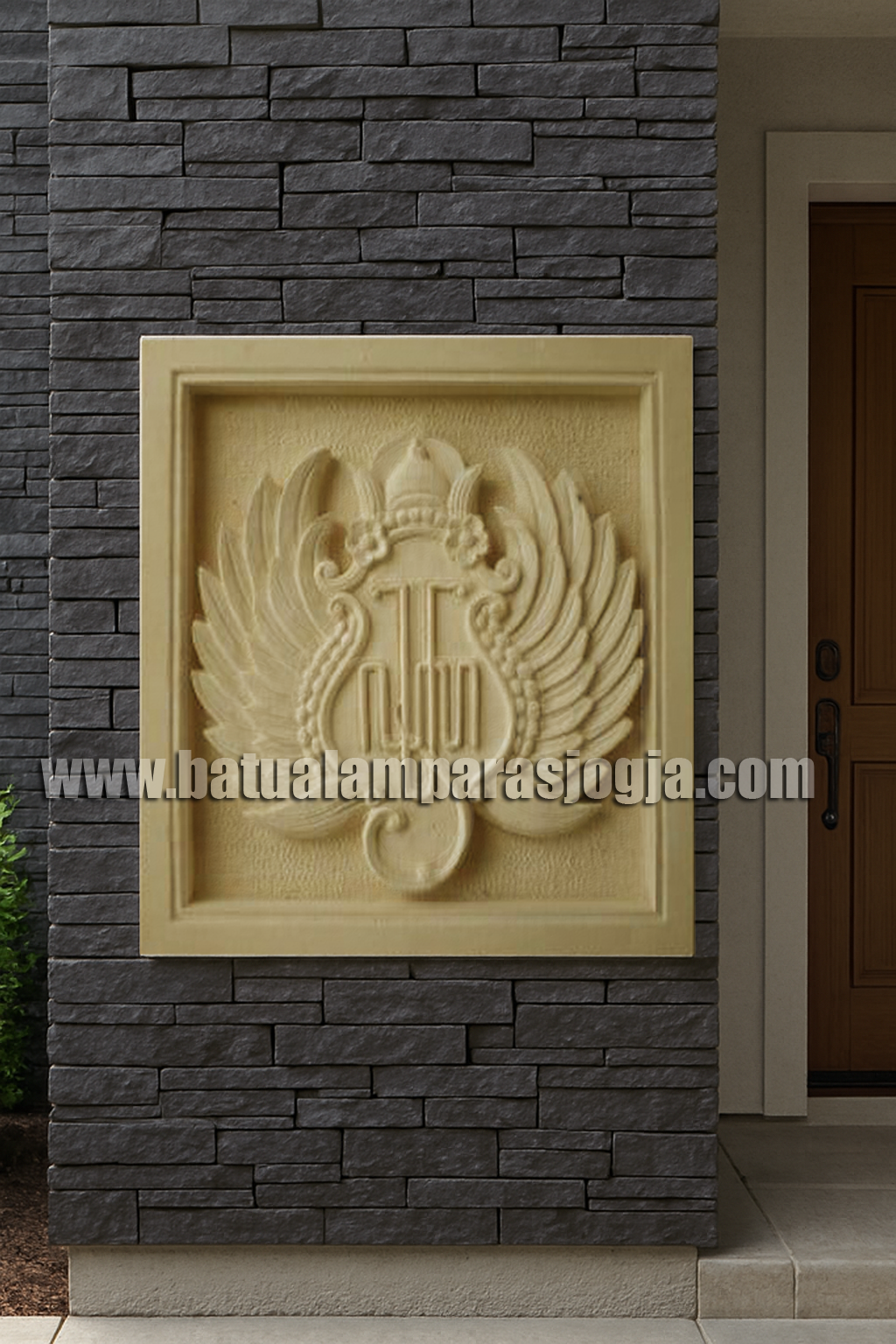 Ornamen ukir batu putih Monogram Bersayap: Lambang Kebanggaan Daerah