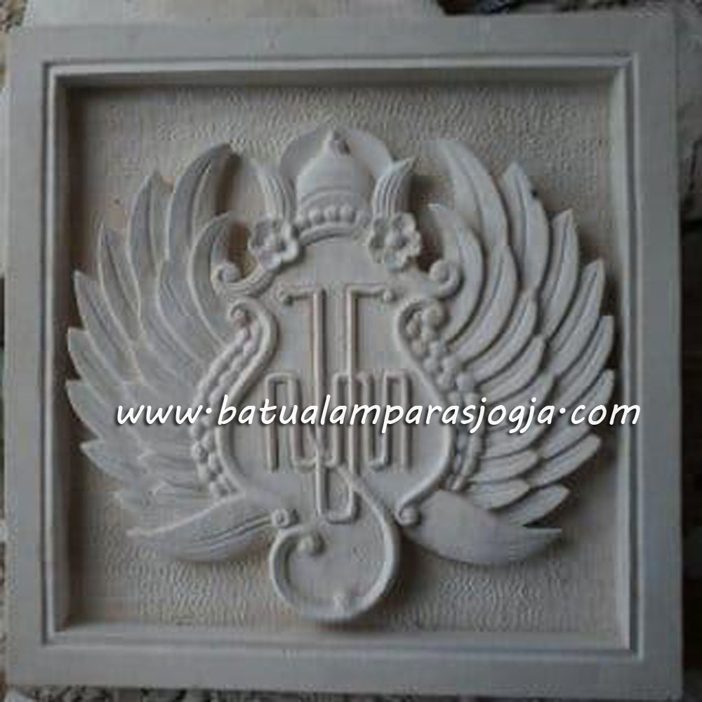 Ornamen ukir batu putih Monogram Bersayap: Lambang Kebanggaan Daerah - Gambar 2