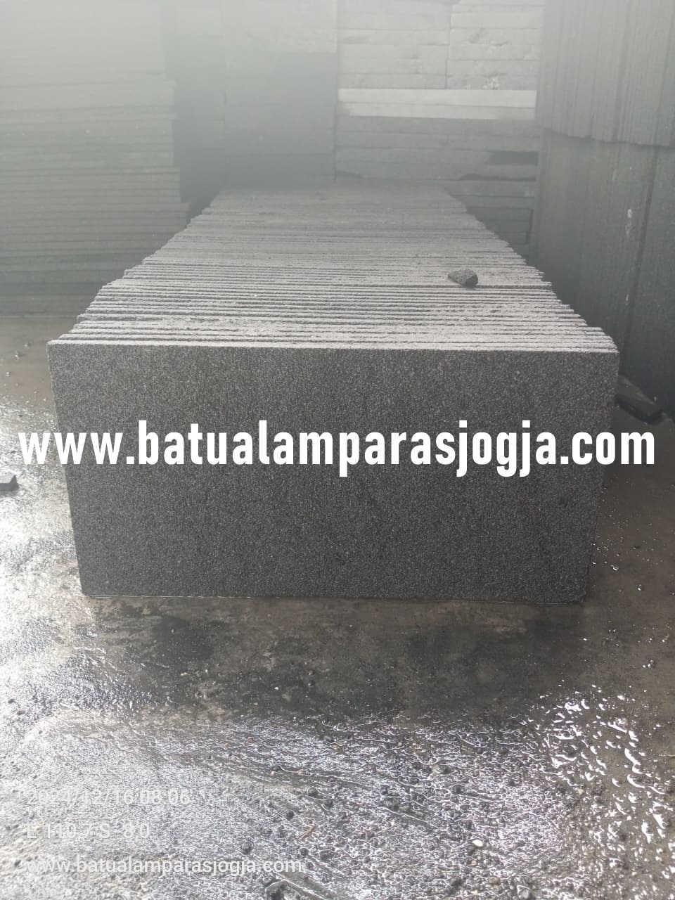 Dinding Batu Candi Elegan dengan Sentuhan Tanaman Tropis - Gambar 5