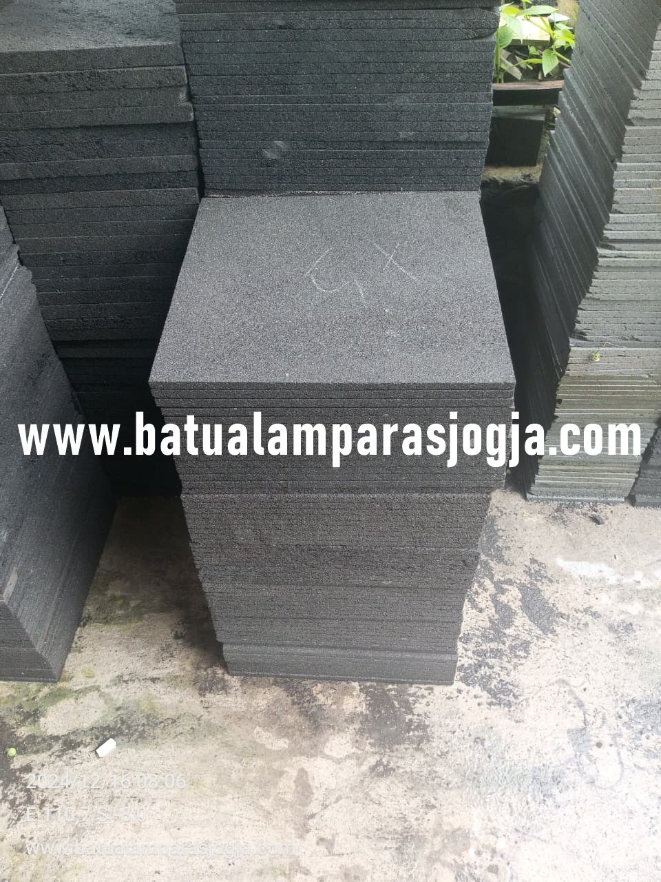 Dinding Batu Candi Elegan dengan Sentuhan Tanaman Tropis - Gambar 4
