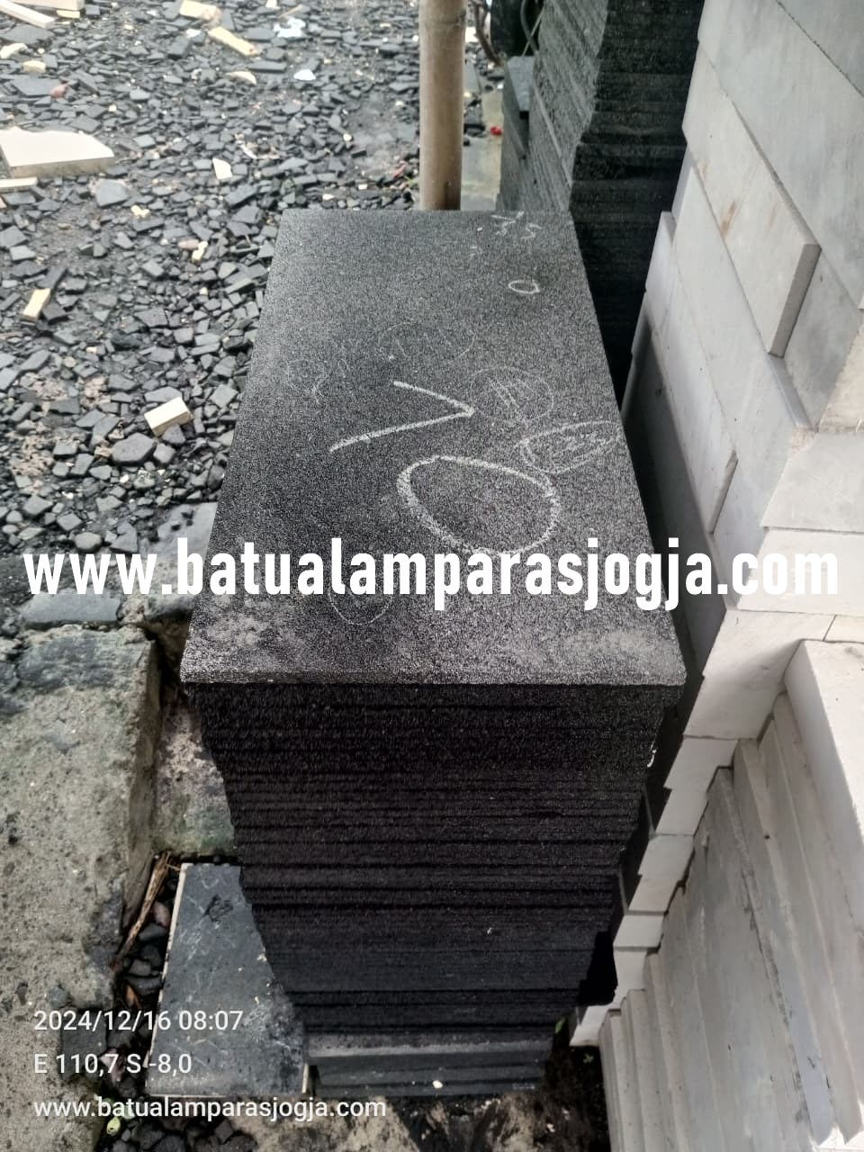 Dinding Batu Candi Elegan dengan Sentuhan Tanaman Tropis - Gambar 3