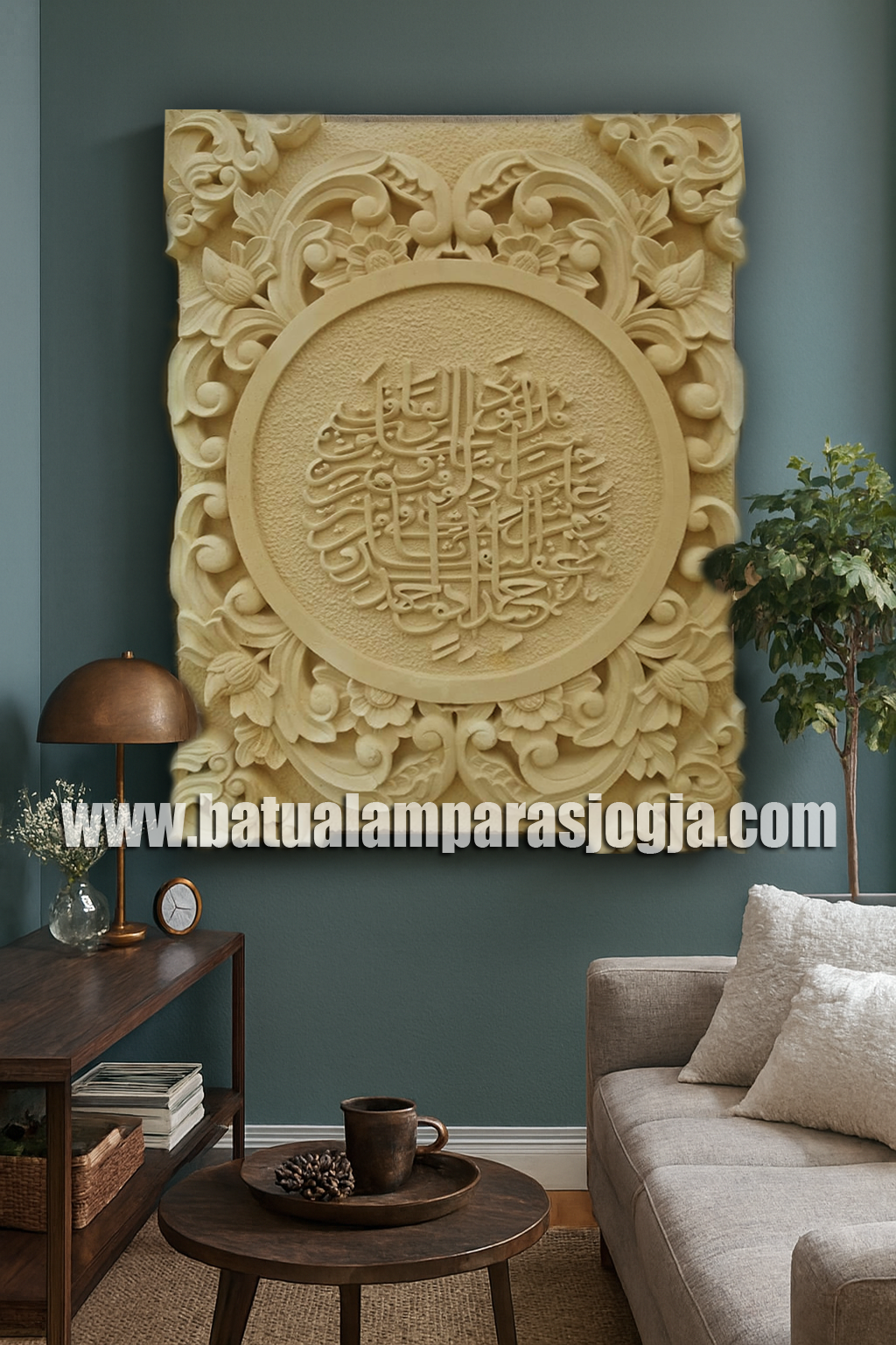 Panel Kaligrafi Arab Ukir Batu – Sentuhan Spiritual untuk Interior Elegan